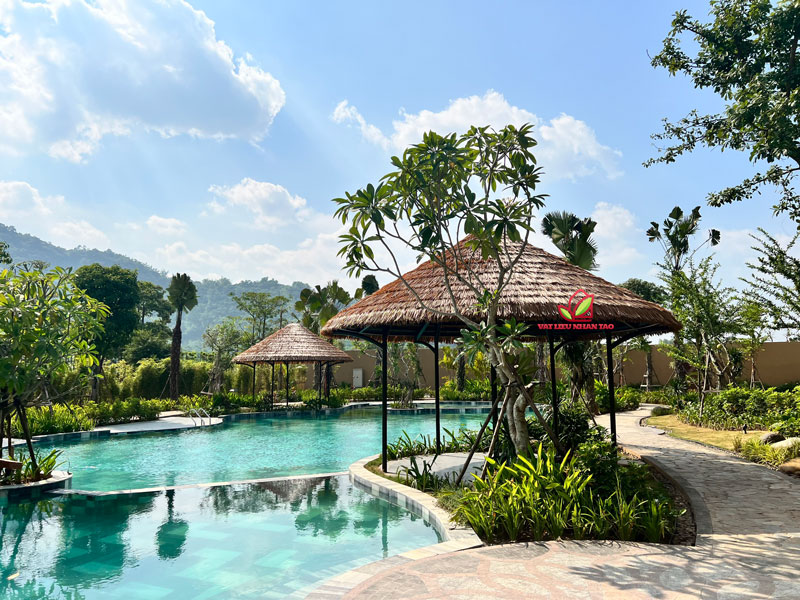 Cận cảnh cỏ tranh nhân tạo tại 1 khu resort ở Hà Nội