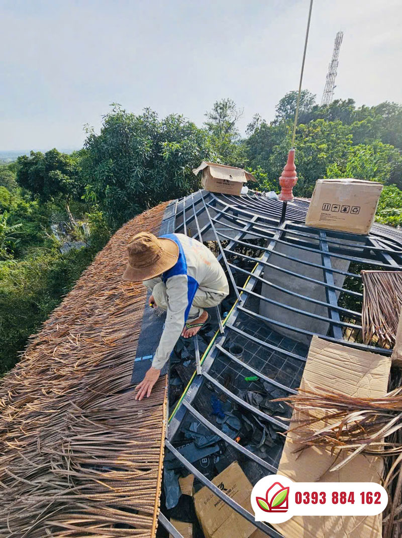 Thi công mái rơm nhựa dễ dàng