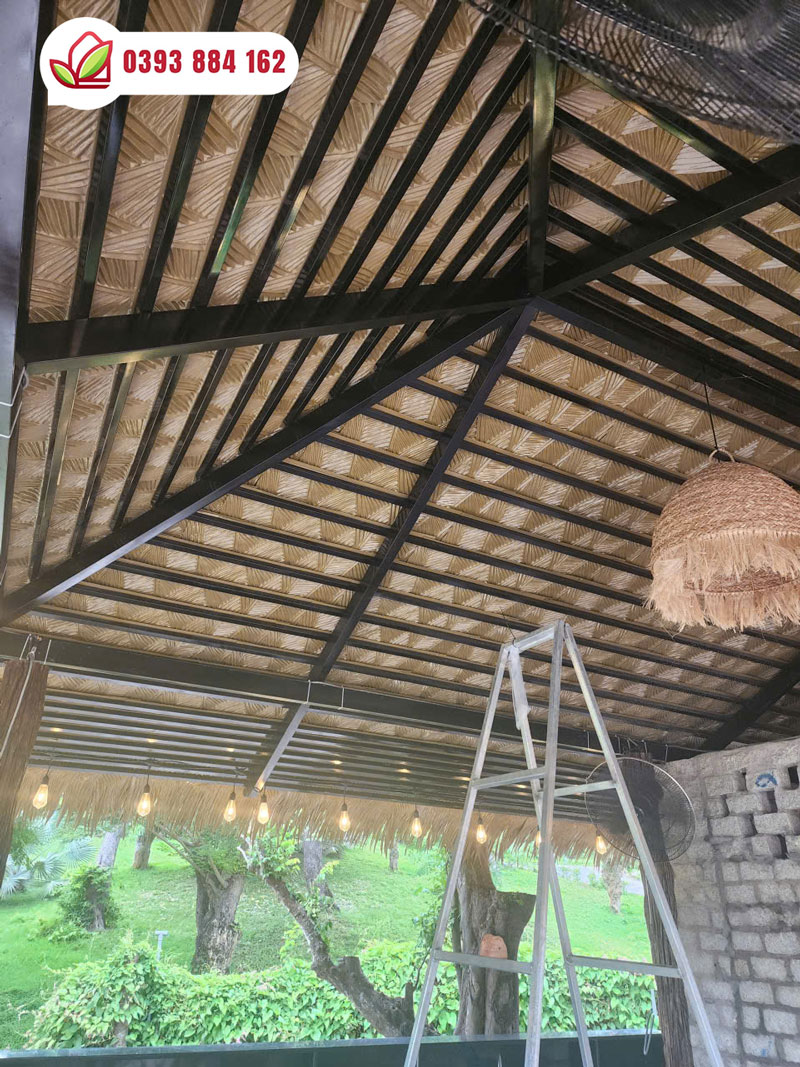 Thi công mái lá nhựa dễ dàng