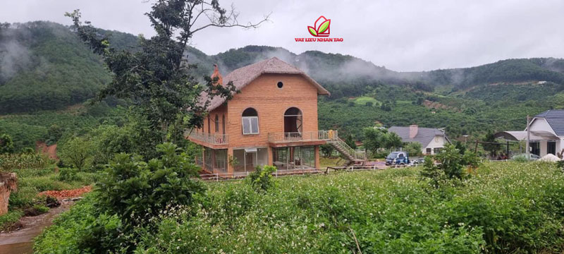 Rơm nhân tạo ứng dụng lợp mái phù hợp với nhiều điều kiện môi trường và thời tiết