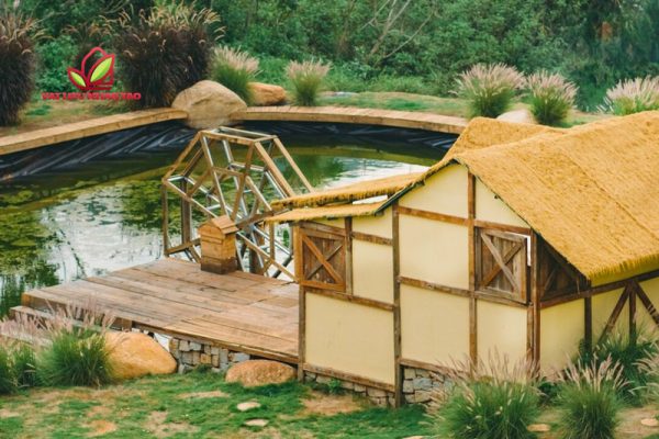 Cỏ rơm vàng là dạng mô phỏng thảm rơm, rạ tư nhiên. giá thành tiết kiệm, sợi rơm dày dặn, Liên hệ ngay 0826.949.555